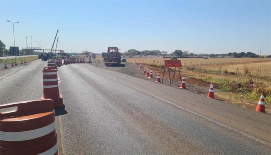 Instalação da nova estrutura da passarela sobre a BR-060, em Santo Antônio da Barra, exige desvio do tráfego no local na segunda e na terça