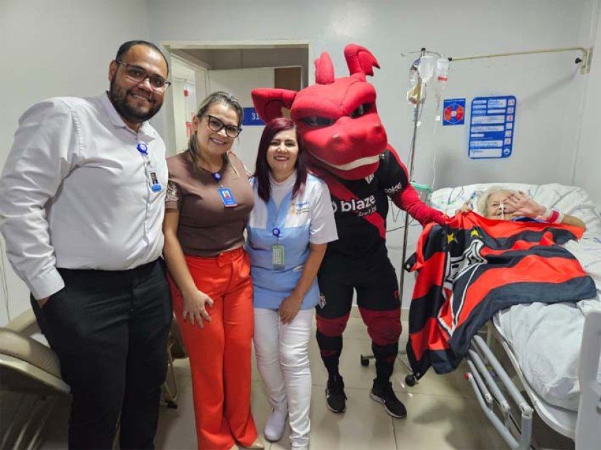 Mascote do Atlético-GO visita paciente de 86 anos internada em hospital de Goiânia e emociona equipe