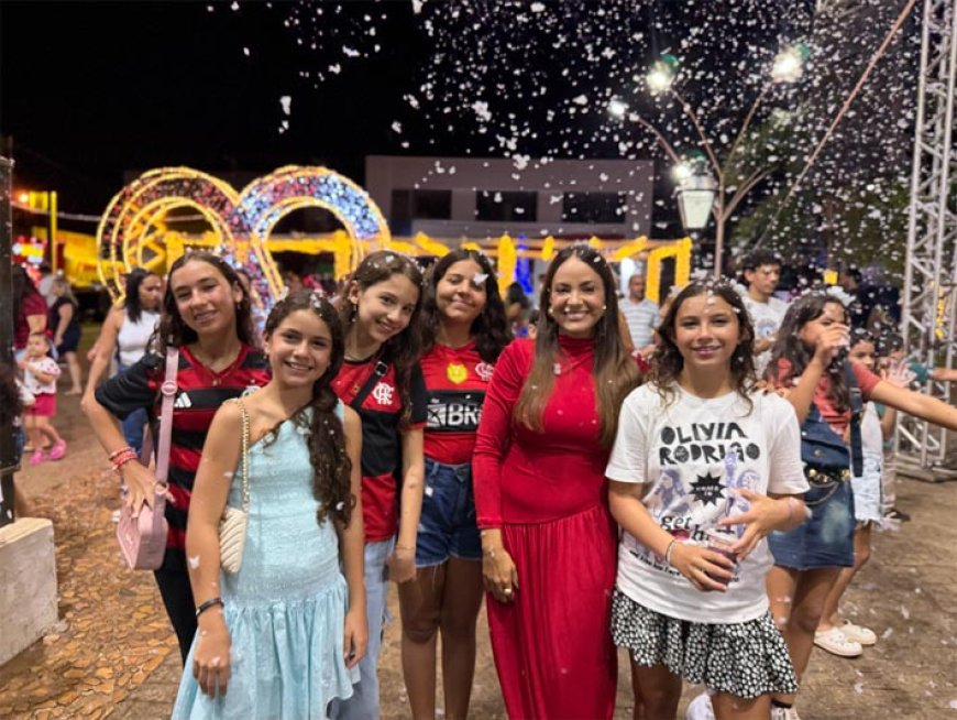 Natal Encantado de São Miguel do Araguaia começa com luzes, surpresa e até neve na praça da cidade