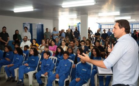 Prefeito Vilela e vice João Campos entregam reforma da Escola Telma Regina