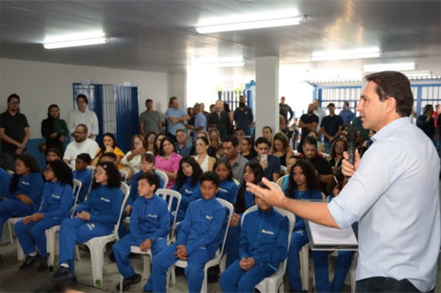 Prefeito Vilela e vice João Campos entregam reforma da Escola Telma Regina