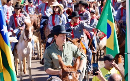 TRADIÇÃO SERTANEJA: Daniel Vilela participa do Desfile de Cavaleiros e reforça valorização da cultura sertaneja em Jataí