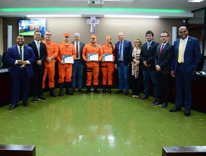 Bombeiros que realizaram parto de emergência recebem moção de aplausos